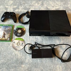 Xbox One 1 TB including HTMI, Power Cable, Controller + 2 Games